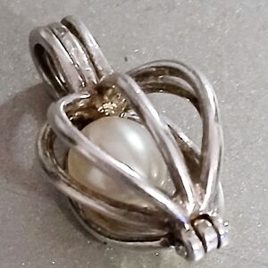 Elegant Silver Pearl Pendant